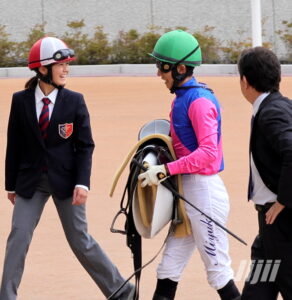 競馬場での研修中